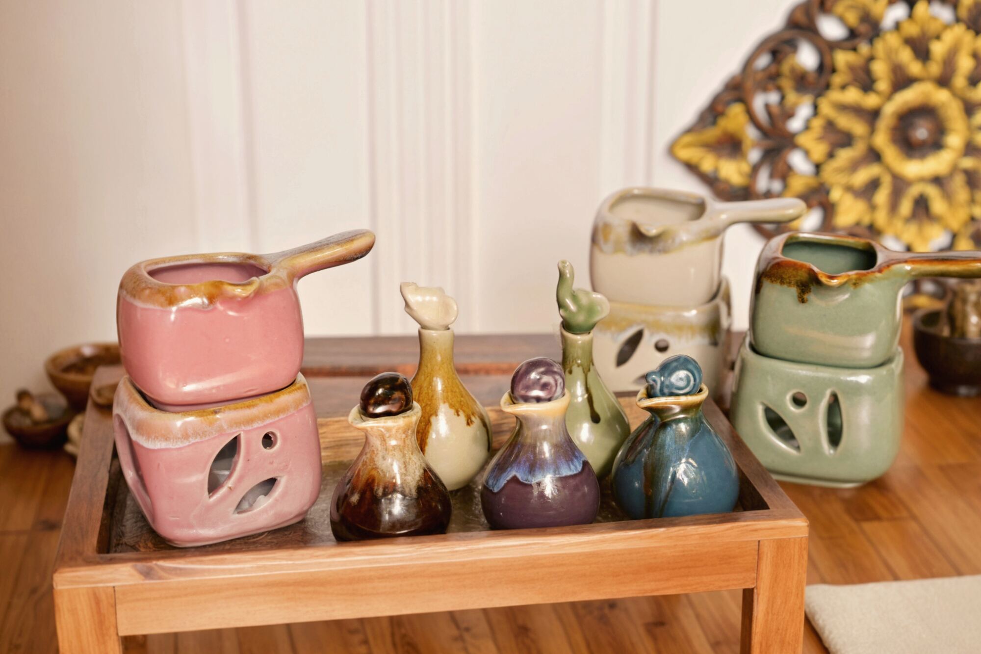 Aromabranders en oliën op een houten dienblad